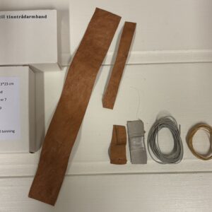 Skinnarmbånd av egenprodusert reinskinn - sy selv