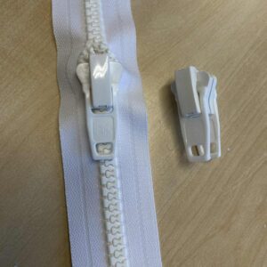 Glider plast. Sort / Hvit  til glidelås str.10
